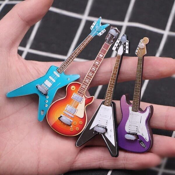 Set mit 4 Mini-E-Gitarren aus Holz für Puppenhaus-Dekoration und Mini-Musik