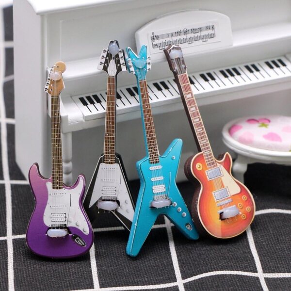 Set mit 4 Mini-E-Gitarren aus Holz für Puppenhaus-Dekoration und Mini-Musik