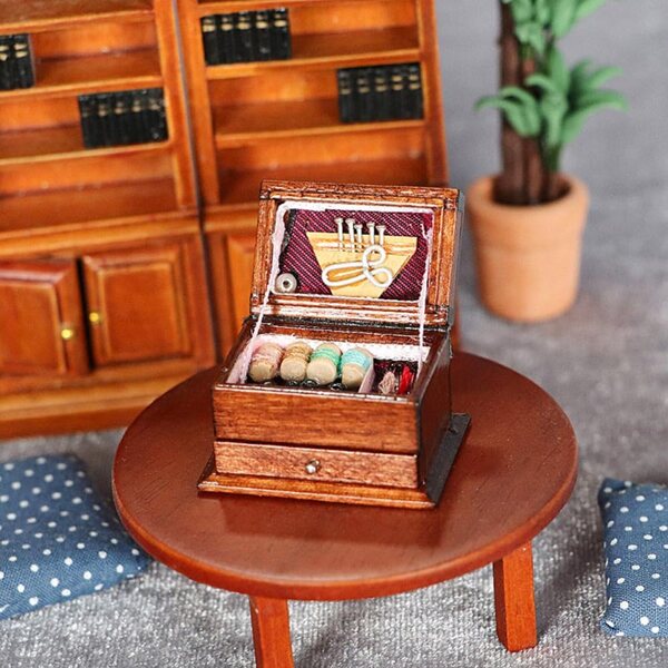Miniatura cestino da cucito in legno per casa delle bambole 1:12 vintage e realistico