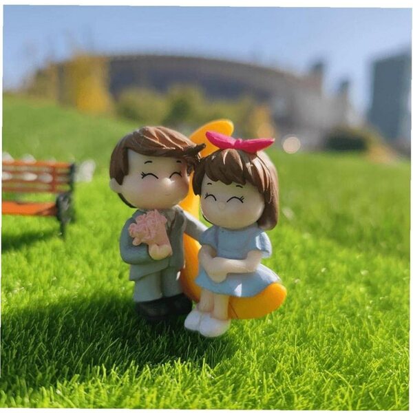 Miniature coppia innamorata per decorazioni, cake topper e giardini fatati 4,6x5,6 cm