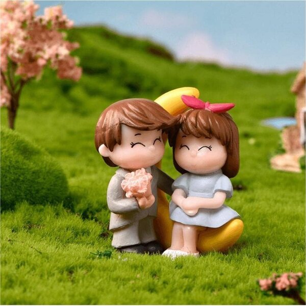 Miniature coppia innamorata per decorazioni, cake topper e giardini fatati 4,6x5,6 cm