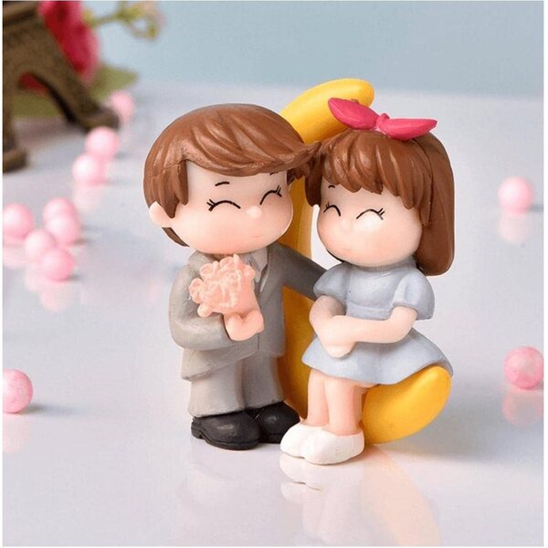 Miniature coppia innamorata per decorazioni, cake topper e giardini fatati 4,6x5,6 cm