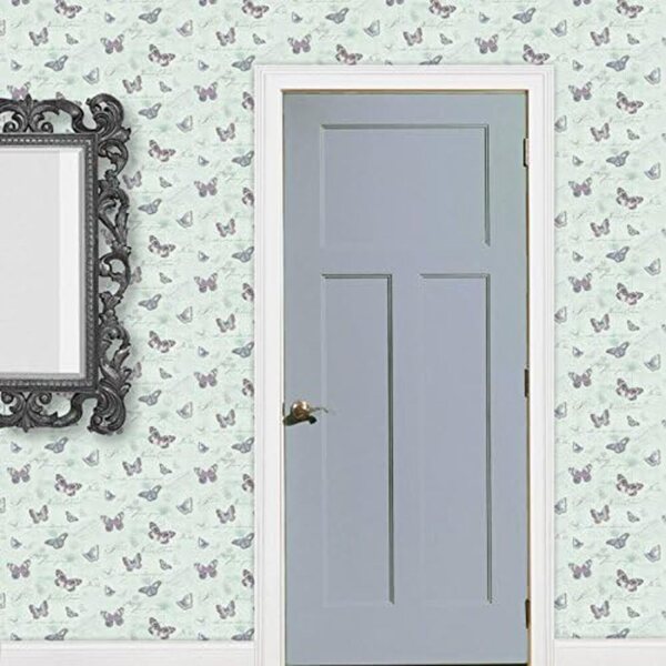 Miniatur-Tapetenschmetterlinge auf hellblauem Hintergrund für Puppenhäuser im Maßstab 1:12
