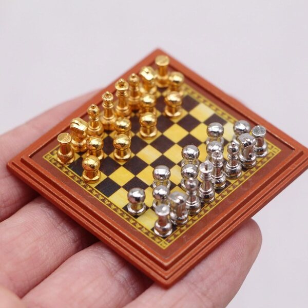 Mini Scacchiera Vintage in Metallo per Case delle Bambole e Decorazioni