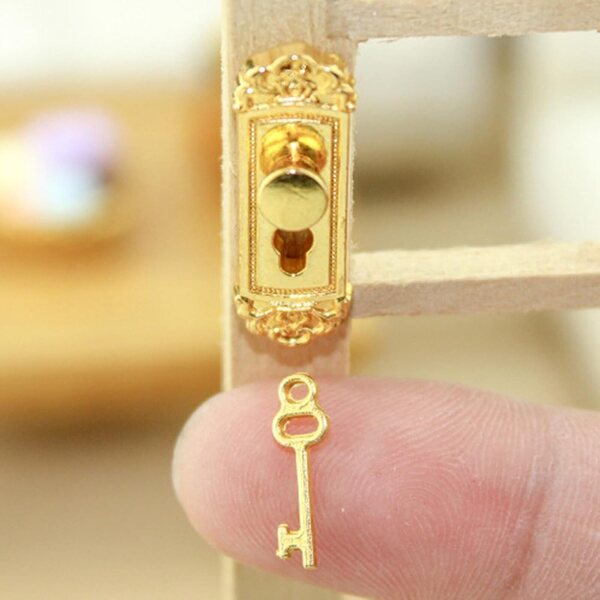 Miniaturtür mit Schloss und Schlüssel 1:12 für Puppenhäuser, Vintage und elegant
