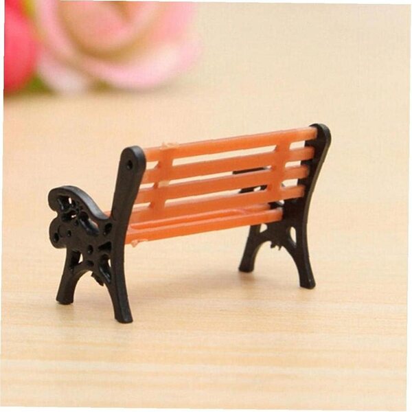 Zonster Miniatur-Gartenbank aus ABS und orangefarbenem und schwarzem Metall, 2,8 x 1,5 x 1,9 cm