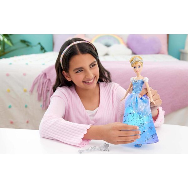 Mattel Disney Princess Cinderella con vestito luminoso e suoni magici, gioco interattivo