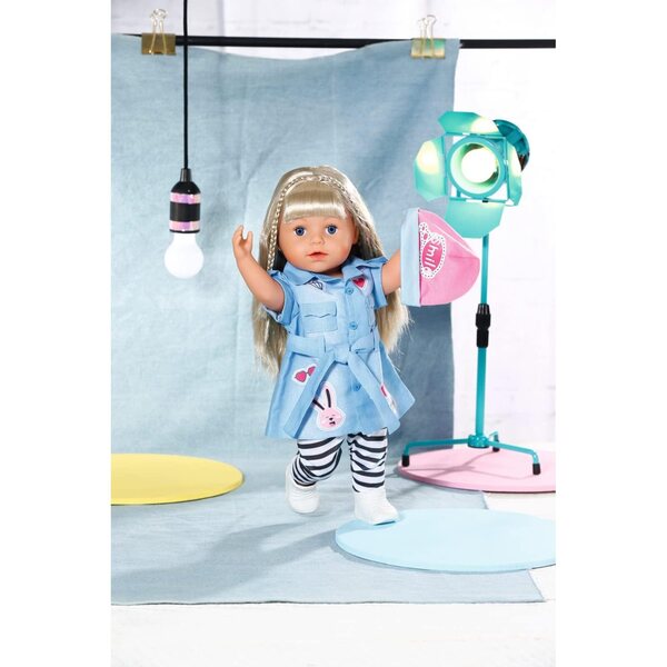 BABY Born Deluxe Jeans Dress 43 cm con leggings, cappello e scarpe - Set di vestiti per bambole