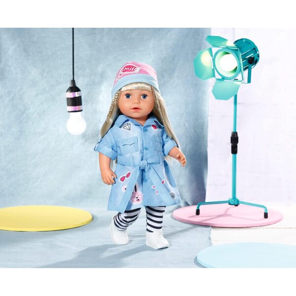 BABY Born Deluxe Jeans Dress 43 cm con leggings, cappello e scarpe - Set di vestiti per bambole