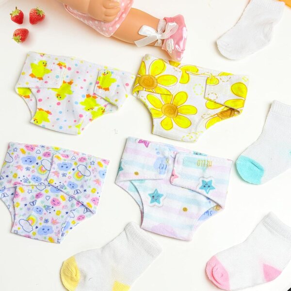 Xerteam Set mit 8 Zubehörteilen für Puppen: 4 Windeln + 4 Paar Socken für Puppen 35–45 cm