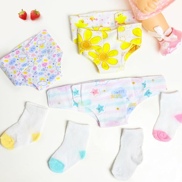 Xerteam Set mit 8 Zubehörteilen für Puppen: 4 Windeln + 4 Paar Socken für Puppen 35–45 cm