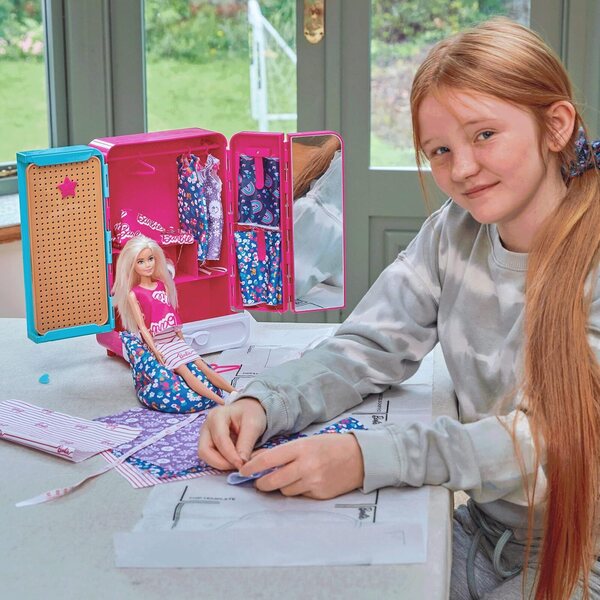 Barbie Bastelmode Kleiderschrank con Pupa e Set per Cucito Creativo