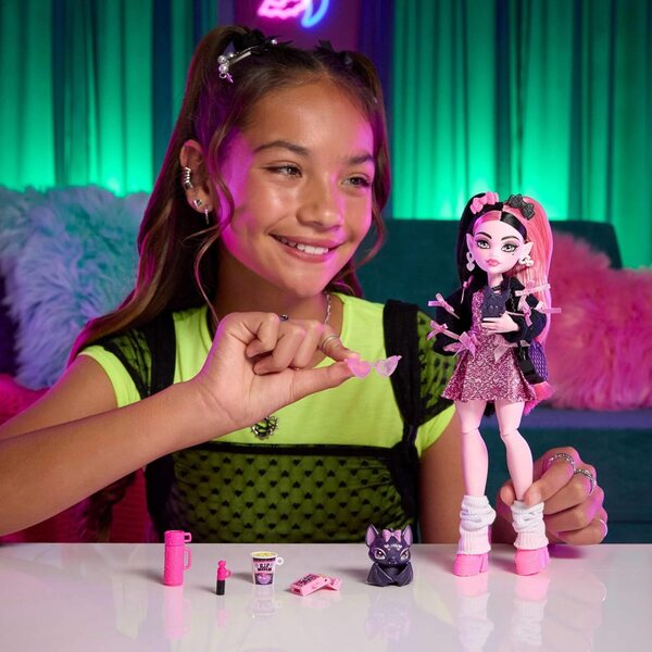 Monster High Draculaura avec robe rose, accessoires et chauve-souris Count Fabulous