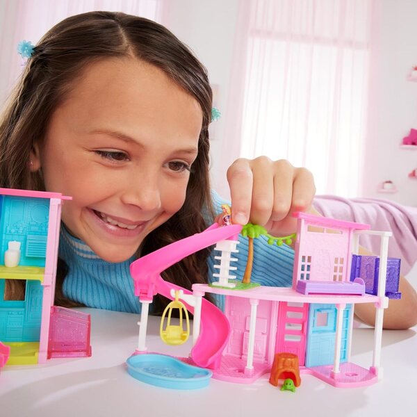 Mini BarbieLand Puppenhaus-Set mit 4 cm Puppe, Lift, Rutsche und Pool, 4+