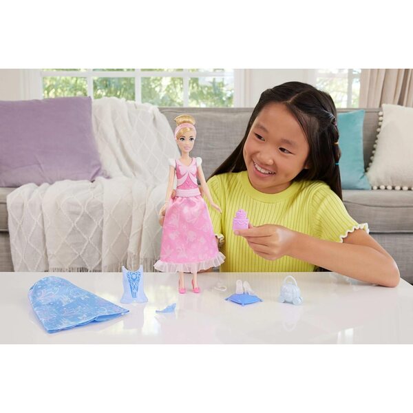 Mattel Disney Cinderella Pupa 2-in-1 con 9 Accessori, 2 Look e Abiti Clip-On
