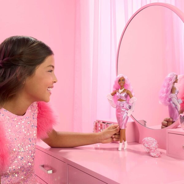 Barbie Deluxe Style mit Barbiecore Outfit, rosa Haaren und glamourösen Accessoires