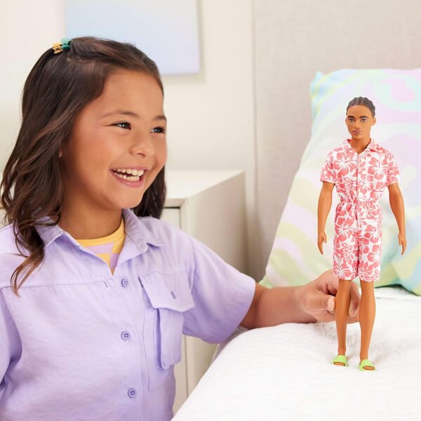 Barbie Ken Fashionistas mit geflochtenem Haar und korallenrotem Hawaii-Strampler
