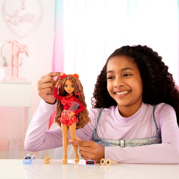 Barbie Dream Besties Teresa bambola con accessori tema videogiochi, 10 pezzi