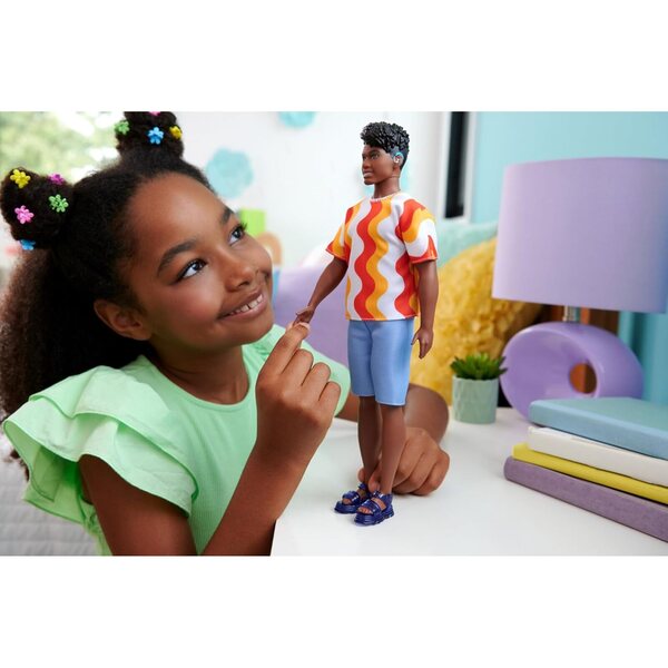 Barbie Fashionistas Ken mit Hörgeräten und großem Körper, farbenfrohes Modeoutfit
