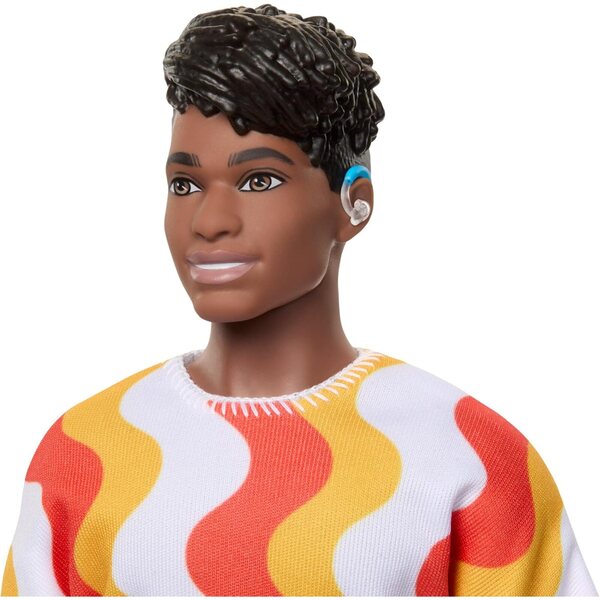Barbie Fashionistas Ken mit Hörgeräten und großem Körper, farbenfrohes Modeoutfit