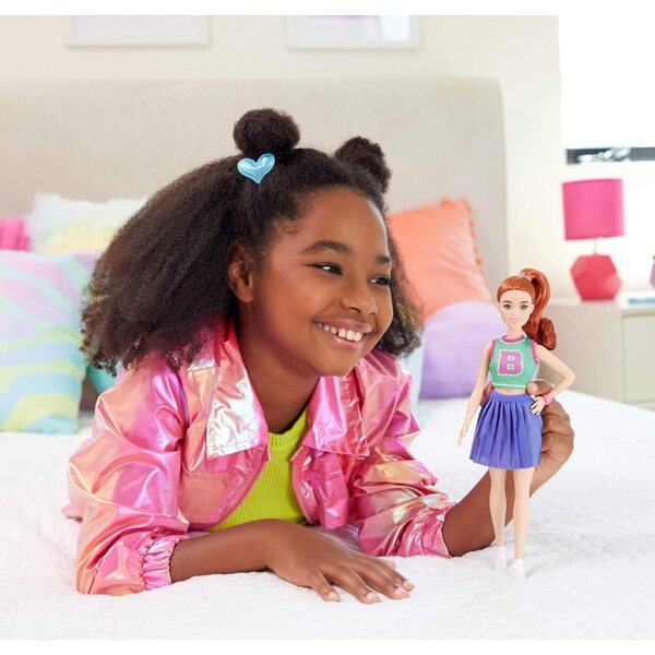 Barbie Fashionistas mit roten Haaren und sportlichem Outfit: lila Trikot und Rock