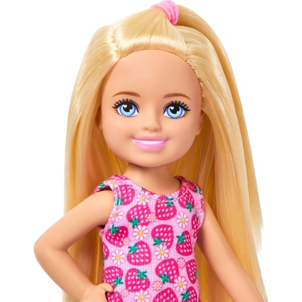 Barbie Club Chelsea mit Erdbeerkleid und lila Schuhen, 15 cm große Puppe