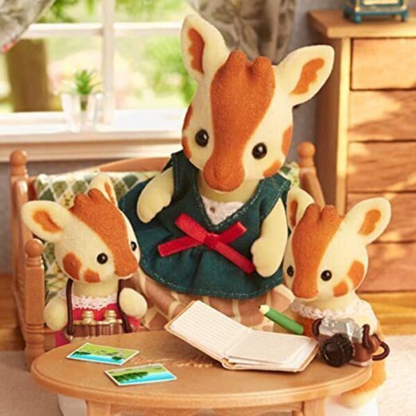 Sylvanian Families 5639 Giraffen Familie – Set mit 4 Figuren für Kinder ab 3+ Jahren