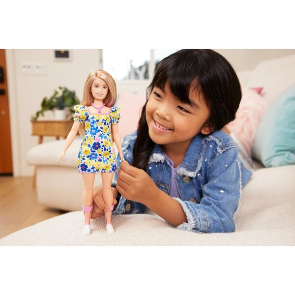 Barbie Fashionistas mit Down-Syndrom, Blumenkleid und einzigartigen Details für Kinder ab 3 Jahren
