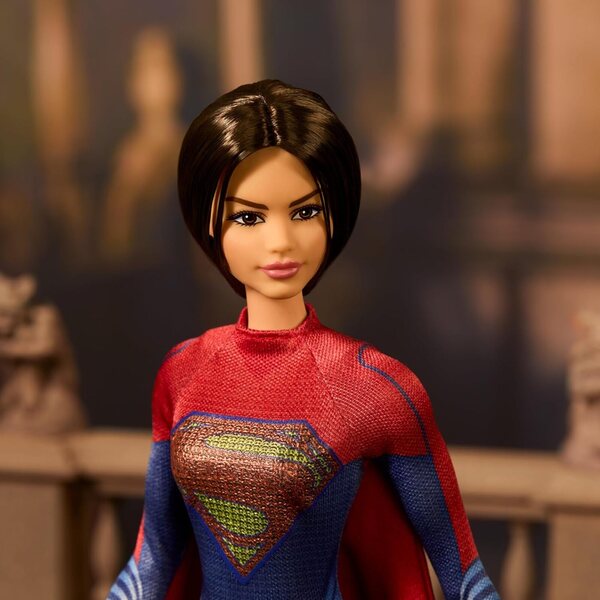 Barbie Supergirl Flash Movie Puppet im ikonischen roten und blauen Kleid mit Umhang und Ständer