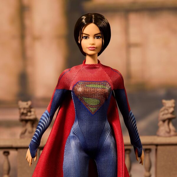 Barbie Supergirl Flash Movie Puppet im ikonischen roten und blauen Kleid mit Umhang und Ständer