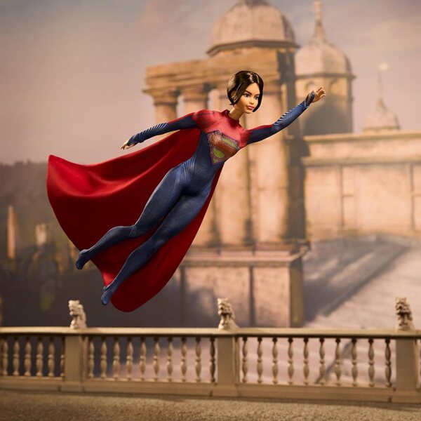 Barbie Supergirl Flash Movie Puppet im ikonischen roten und blauen Kleid mit Umhang und Ständer