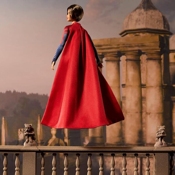 Barbie Supergirl Flash Movie Puppet im ikonischen roten und blauen Kleid mit Umhang und Ständer
