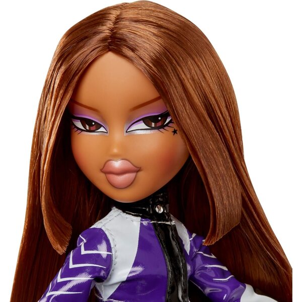Bratz Scorchin' Yasmin: Modepuppe mit Rennoutfit und glamourösen Accessoires