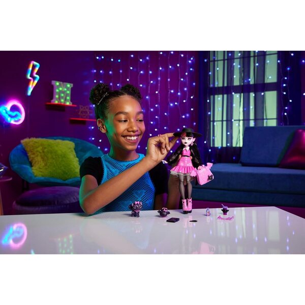 Monster High Draculaura mit Zubehör und Count Fabulous, die modische Fledermauskatze für Kinder