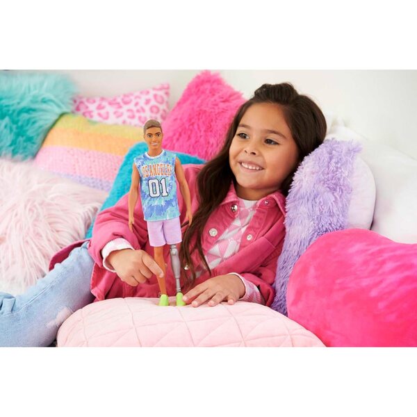 Barbie Ken Fashionistas mit Beinprothese, modischen Outfits und Sneakers