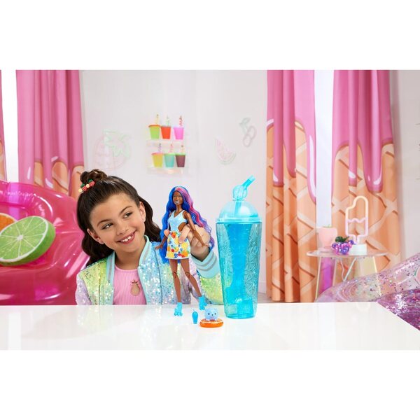 Barbie Pop Reveal Fruit mit 8 Überraschungen, blauen Haaren, fruchtigem Duft und Accessoires