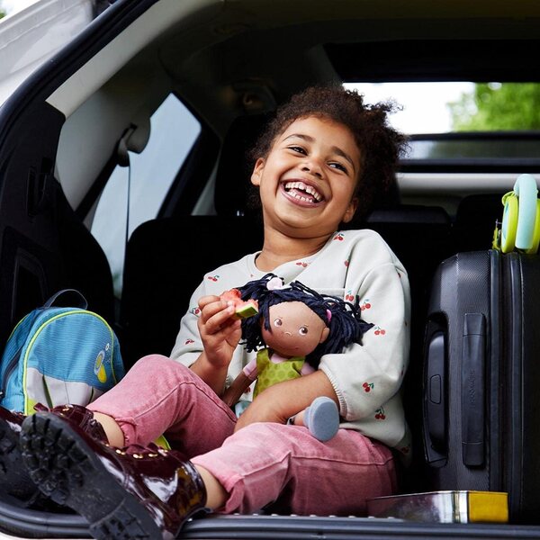 HABA Puppe Cari 30 cm - Morbida Poupée in Stoff con Abiti Estraibili per Bambini dai 18 Mesi
