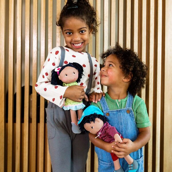 HABA Puppe Cari 30 cm - Morbida Poupée in Stoff con Abiti Estraibili per Bambini dai 18 Mesi