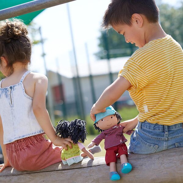 HABA Puppe Cari 30 cm - Morbida Poupée in Stoff con Abiti Estraibili per Bambini dai 18 Mesi