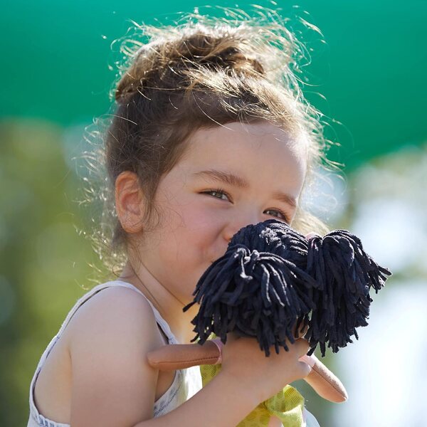 HABA Puppe Cari 30 cm - Morbida Poupée in Stoff con Abiti Estraibili per Bambini dai 18 Mesi