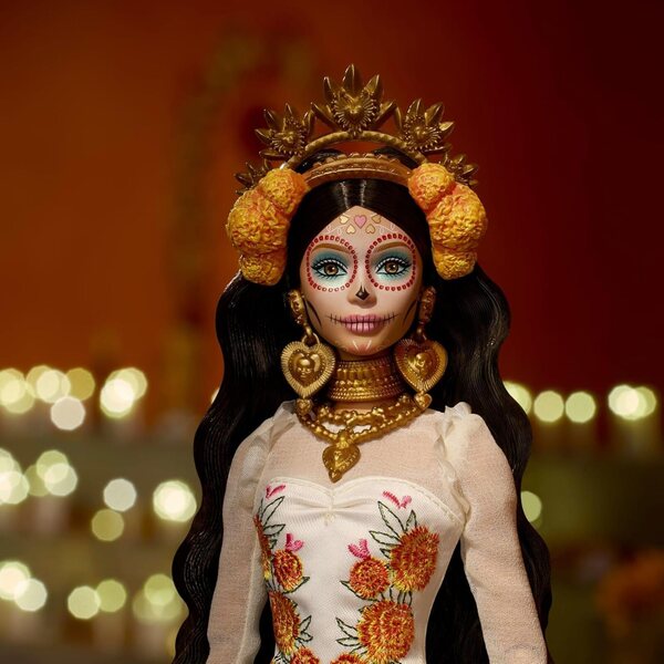 Barbie Día De Muertos 2025 mit cremefarbenem Kleid und typisch mexikanischen Blumendekorationen