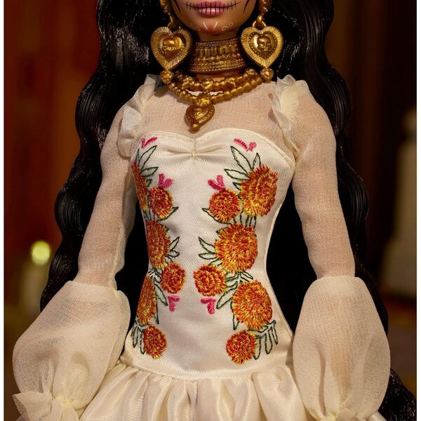 Barbie Día De Muertos 2025 mit cremefarbenem Kleid und typisch mexikanischen Blumendekorationen