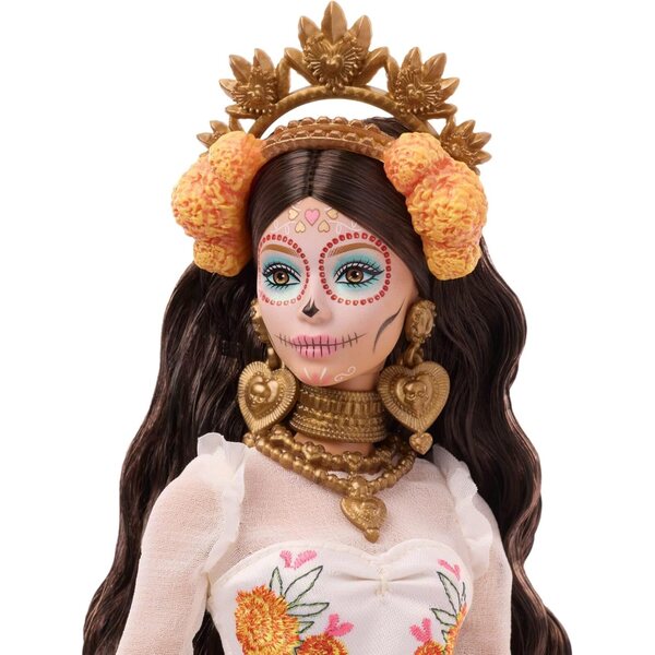Barbie Día De Muertos 2025 mit cremefarbenem Kleid und typisch mexikanischen Blumendekorationen