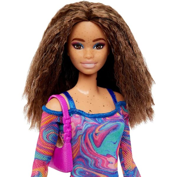 Barbie Fashionistas Puppe mit welligem Haar, Sommersprossen und Regenbogenkleid