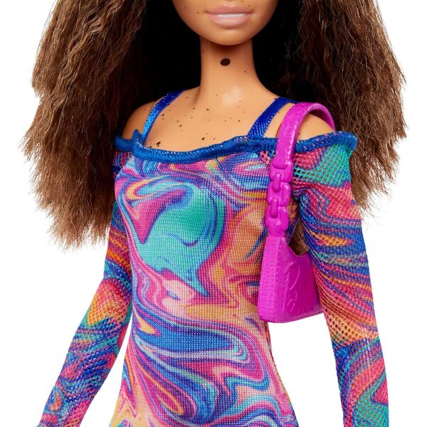 Barbie Fashionistas Puppe mit welligem Haar, Sommersprossen und Regenbogenkleid