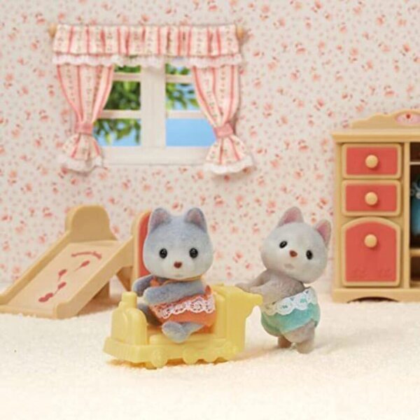 Sylvanian Families Husky Zwillinge Set mit zwei Figuren und Spielzeuglokomotive