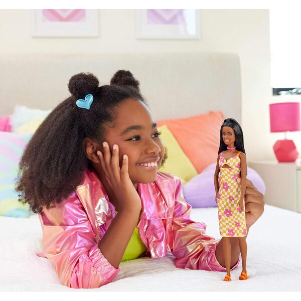 Barbie Fashionistas mit orange kariertem Kleid und rosa Accessoires – Kollektion 2024