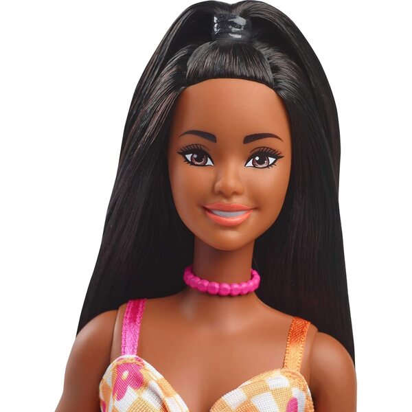 Barbie Fashionistas mit orange kariertem Kleid und rosa Accessoires – Kollektion 2024