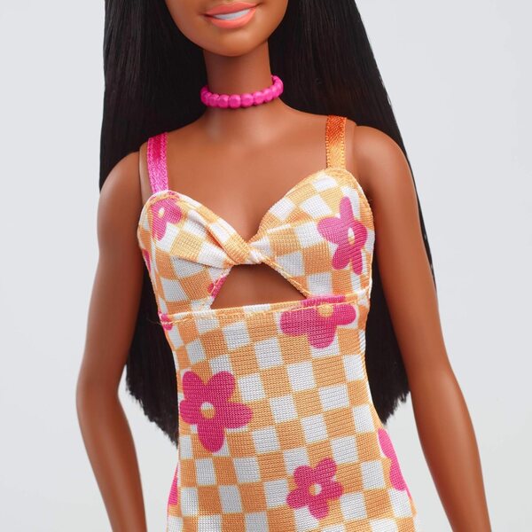 Barbie Fashionistas mit orange kariertem Kleid und rosa Accessoires – Kollektion 2024
