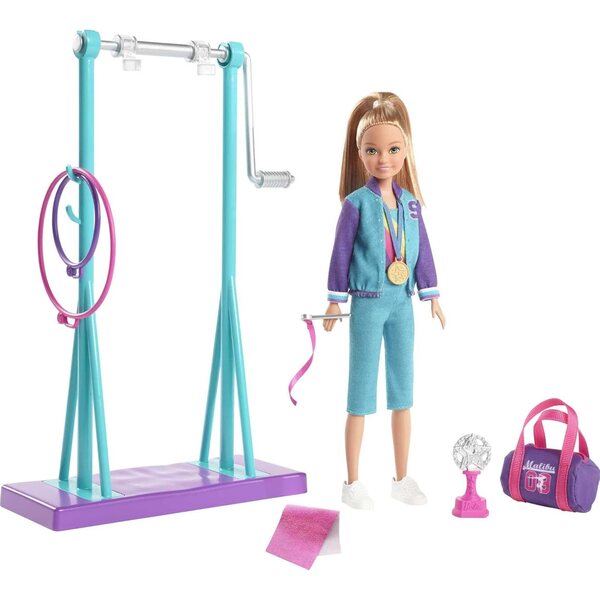 Barbie Stacie Gymnastica mit Gymnastikset und 7 Zubehörteilen für Kinder von 3–7 Jahren